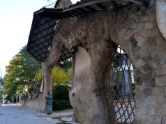 Portal Miralles Gaudí Portal Miralles Gaudí entrance arch by Atoni Gaudi