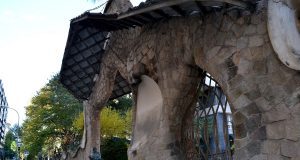 Portal Miralles Gaudí Portal Miralles Gaudí entrance arch by Atoni Gaudi