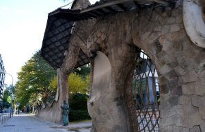 Portal Miralles Gaudí Portal Miralles Gaudí entrance arch by Atoni Gaudi
