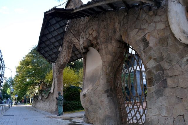 Portal Miralles Gaudí entrance arch by Atoni Gaudi