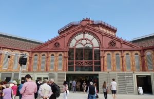Mercat de Sant Antoni Mercat de Sant Antoni can be found in the El Raval district of Barcelona.
